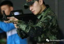 杨洋机场最新爆料,帅气偶像机场造型曝光，粉丝尖叫不已！